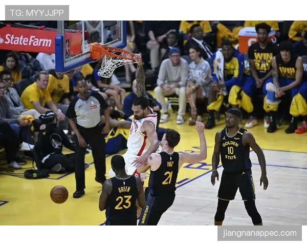 扬尼斯挡拆制造错位效率提升，拉开内线得分差距