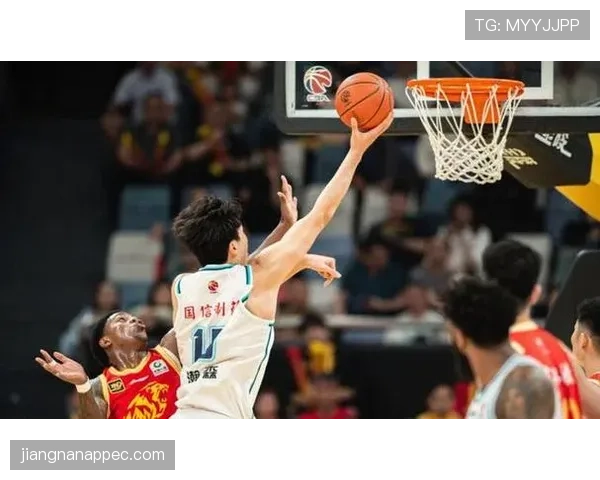 杨瀚森通过内线单打拉开空间显著提升球队篮板保护效率